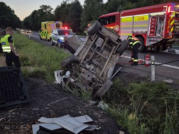 Záchrana v minutách hasiči vyprostili řidiče z převráceného vozu