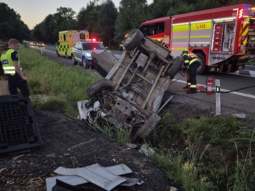 Záchrana v minutách hasiči vyprostili řidiče z převráceného vozu