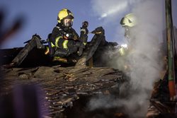 Požár v podkroví rodinného domu likvidovaly čtyři jednotky hasičů