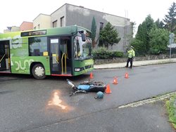 Nehoda autobusu s motocyklem si vyžádala zranění jedné osoby.