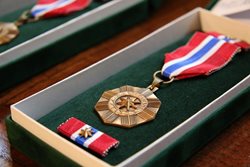 Dva velitelé čet ze stanice Karlovy Vary převzali medaile za třicet let služby