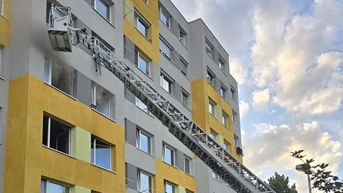 Požár bytu si vyžádal druhý stupeň poplachu. Hasiči zachránili pět lidí, dalších osm evakuovali