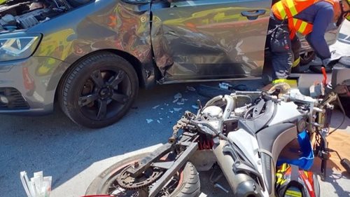 Střet motocyklu s osobním autem uzavřel silnici. Na místě zasahovaly všechny složky IZS