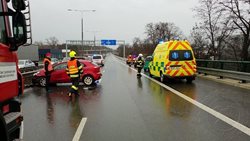 Dopravní nehody uzavřely komunikace v Pardubicích