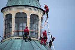 Historická korouhev hrozila pádem, zásah trval celý den