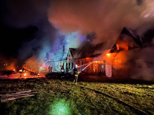 Rozsáhlý požár zničil budovu a způsobil milionové škody
