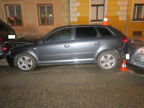 Opilý řidič s více než dvěma promile zdemoloval v Netolicích zaparkovaná auta