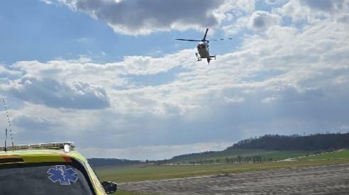 Vážná nehoda si vyžádala letecký transport zraněné ženy