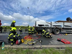 Tři jednotky hasičů zasahovaly u vážné nehody na Pražském okruhu, hasiče přivolal automatický systém vozidla eCall