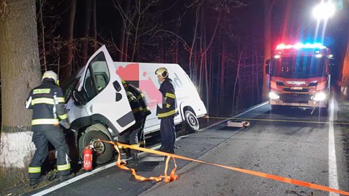 Vozidlo po nárazu hrozilo pádem ze svahu