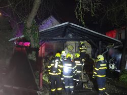 Při nočním požáru kůlny byl ohrožen i sousední penzion