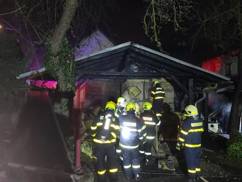 Při nočním požáru kůlny byl ohrožen i sousední penzion
