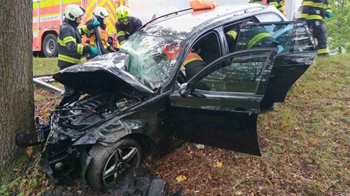 Auto narazilo do stromu. Zaklíněnou ženu hasiči vyprošťovali, zranily se tři osoby