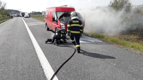 Dva požáry vozidel na D5 v jednom dni
