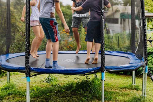 Jediné salto může změnit život. Záchranáři varují před nebezpečnými úrazy na trampolínách