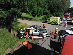 Vážná dopravní nehoda u Milovic na Jičínsku skončila zraněním osob. Silnice byla v místě nehody několik hodin částečně uzavřena.  