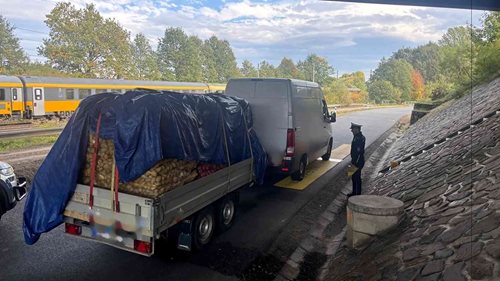 Na dálnici jela přetížená souprava rychlostí 60 km/h. Jiný řidič uháněl 183 km/h