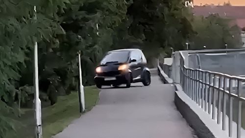 Autem se vydala po chodníku. Policisté zjistili, že řidičský průkaz nikdy neměla