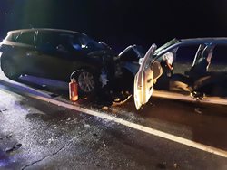 Při čelním střetu dvou osobních vozidel u Krahulova se zranili tři lidé