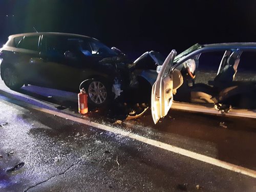 Při čelním střetu dvou osobních vozidel u Krahulova se zranili tři lidé