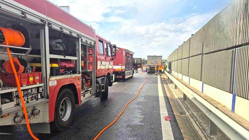 Nákladní auto protrhlo nádrž na D55. Nafta znečistila několik kilometrů dálnice
