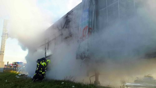 Požár návěsu kamionu na dálnici D2