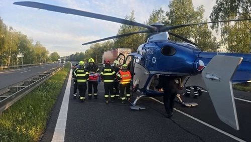 Vážná nehoda na D6. Zaklíněného řidiče museli vyprostit hasiči, do nemocnice letěl vrtulníkem