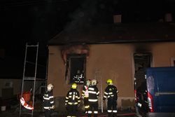 Noční požár rodinného domku, hasiči zachránili 4 osoby
