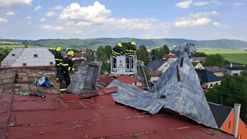 Silná bouřka poškodila střechu školy. Hasiči museli zasahovat ve výškách