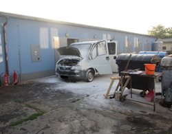 Zaměstnanci firmy uhasili dodávku před příjezdem hasičů.