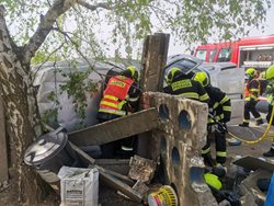 Hasiči vyprostili osobu po nehodě dvou vozidel v pražských Satalicích