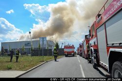 Při požáru haly v pražských Kyjích byl vyhlášen III. stupeň poplachu