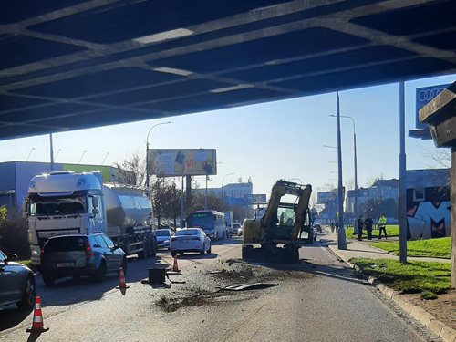 Nákladní auto narazilo do mostu, řidič nadýchal alkohol