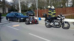 Motocyklista se v Proseči střetl s osobním vozem