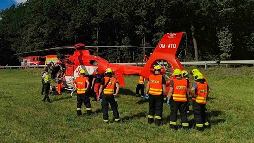 Vážná nehoda dvou aut a motocyklu. Tři osoby se zranily, jednu transportoval vrtulník