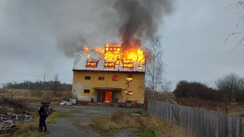 Požár opuštěného objektu si vyžádal zásah pěti jednotek hasičů