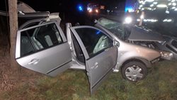 Tragická nehoda uzavřela silnici z Hradce Králové do Jaroměře  Řidička osobního automobilu zemřela po srážce s kamionem