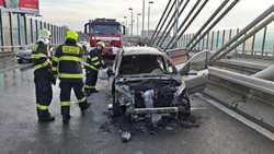 Na Jižní spojce včera večer hořel osobní automobil, silnice ve směru na Černý most byla v době zásahu neprůjezdná