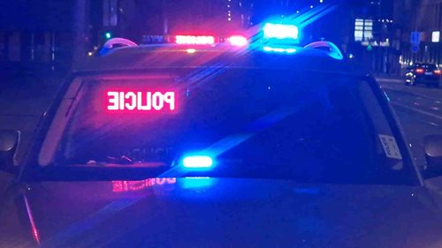 Předjížděli přes plnou čáru před zatáčkou a horizontem. Nebezpečné manévry zachytila policie