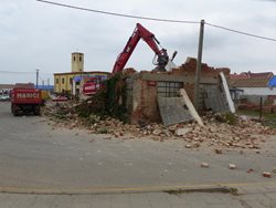 Demolice posledních objektů v postižených oblastech tornádem