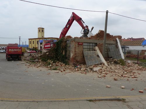 Demolice posledních objektů v postižených oblastech tornádem