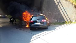 Řidič narazil s vozidlem do železničního mostu