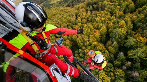 Vrtulník se opře o jedinou ližinu. Záchranáři trénovali zásahy v nepřístupném terénu