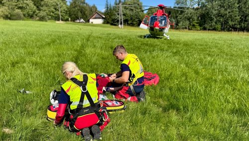 Vážně zraněnou ženu z lesa zachraňoval vrtulník. Lékařku spustili na místo pomocí jeřábu