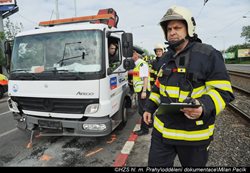 Vážná nehoda několika vozidel na Černokostelecké ulici blokovala tramvajový pás