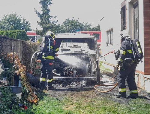 Požár dodávky ohrožoval dům, zásah hasičů zabránil škodám