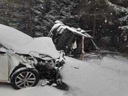 Na silnici č. 19 došlo k dopravní nehodě dvou osobních vozidel