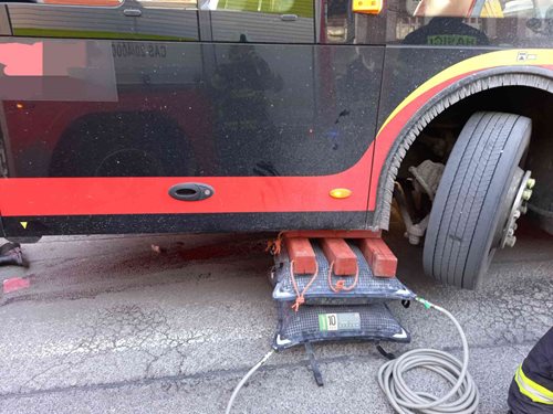 Tragická nehoda chodce s autobusem v centru města