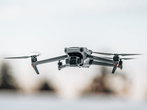 Řidiči ignorovali červenou i zákazy předjíždění, vše natočil dron