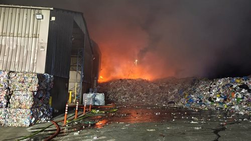 Noční požár skládky plastů zaměstnal desítky hasičů. Oheň ohrožoval i blízký les
